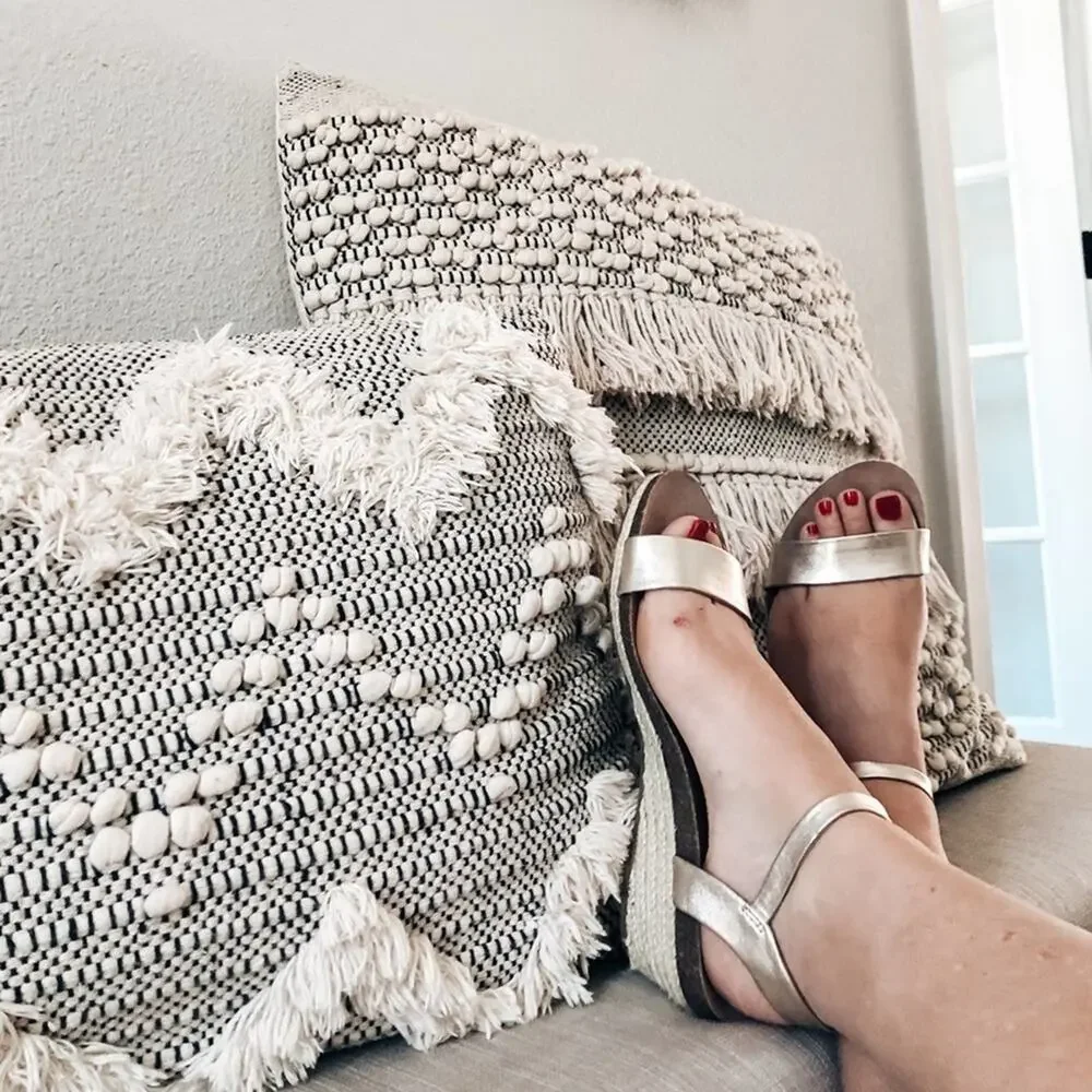 New boutique Francesca’s minimalist gold strap espadrille slide sandals 8.5